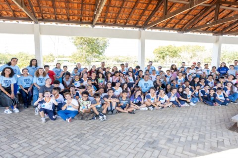 Cerca de 100 crianças participam de plantio de mudas e soltura de peixes em comemoração ao Dia do Rio Tietê