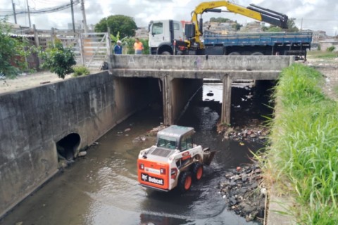 Prefeitura conclui limpeza do Córrego dos Canudos com 192 toneladas de material removido