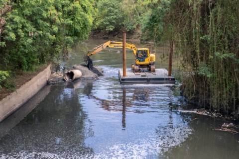 Desassoreamento do Córrego Ribeirão Ipiranga gera mais de 150 viagens de caminhão com sedimentos
