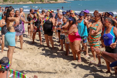 Itaquá leva 500 idosos à praia em dia de lazer, convivência e valorização da terceira idade