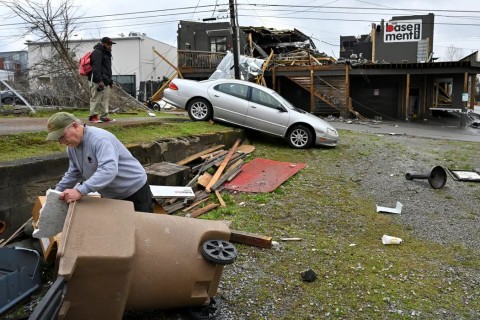 Número de mortos nos EUA por tornados do fim de semana sobe para 36