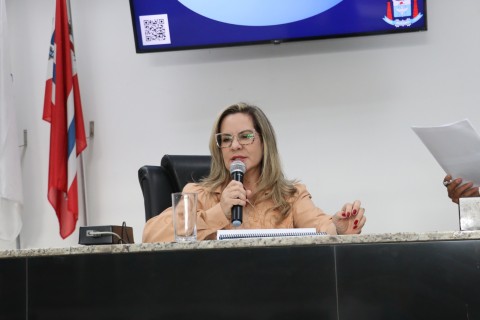 Administração anuncia concurso público para 41 funções em audiência na Câmara