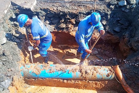 Semae faz reparo emergencial, nesta quinta (20), para conter vazamento em adutora da Pedro Romero